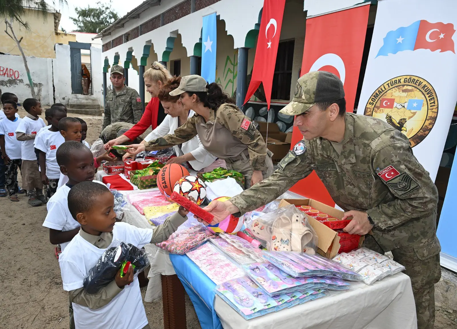 Türk Görev Gücü Yetimhaneye Yardımda Bulundu