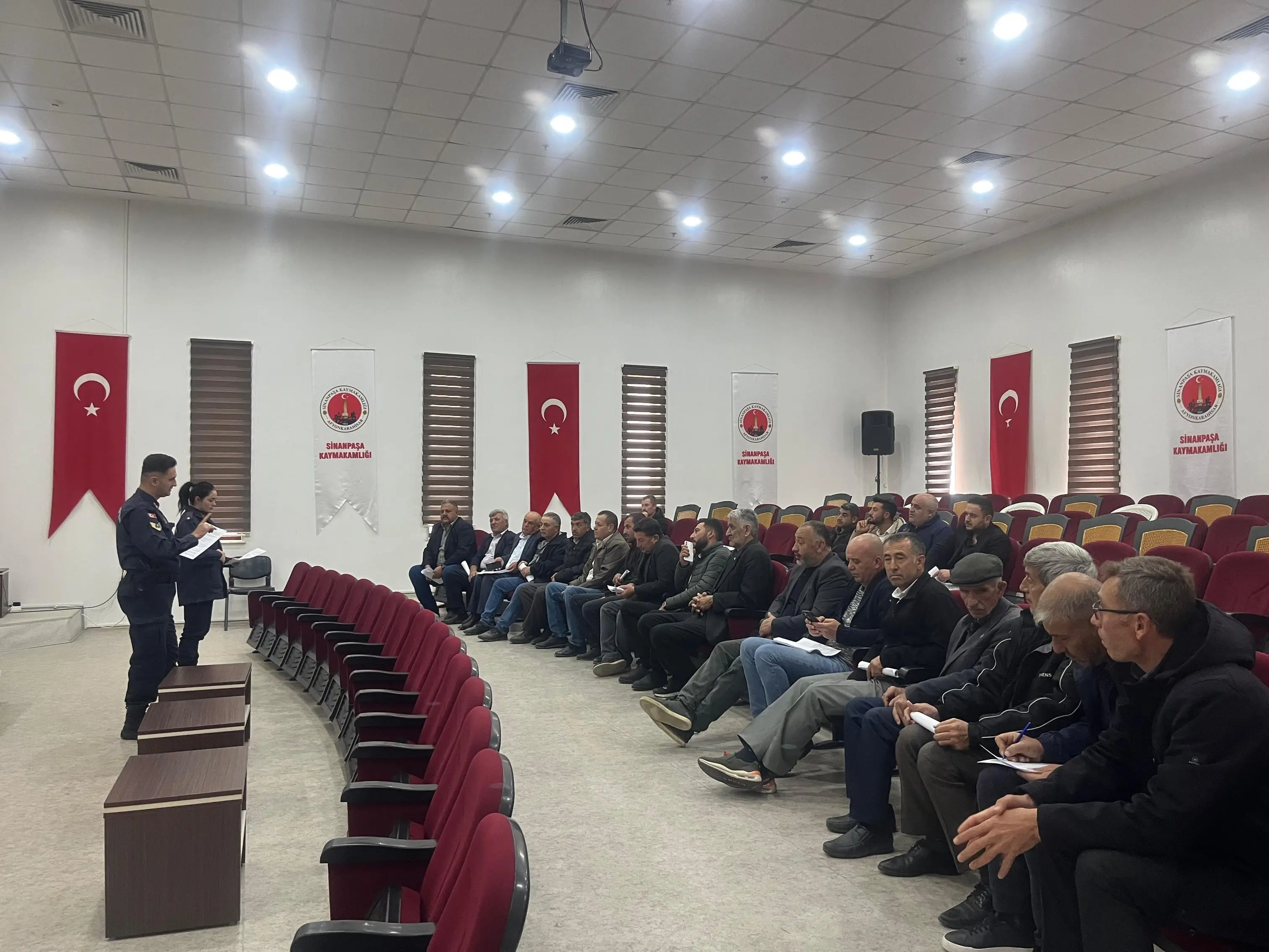 Sinanpaşa'da Muhtarlarla Toplantı Yapıldı