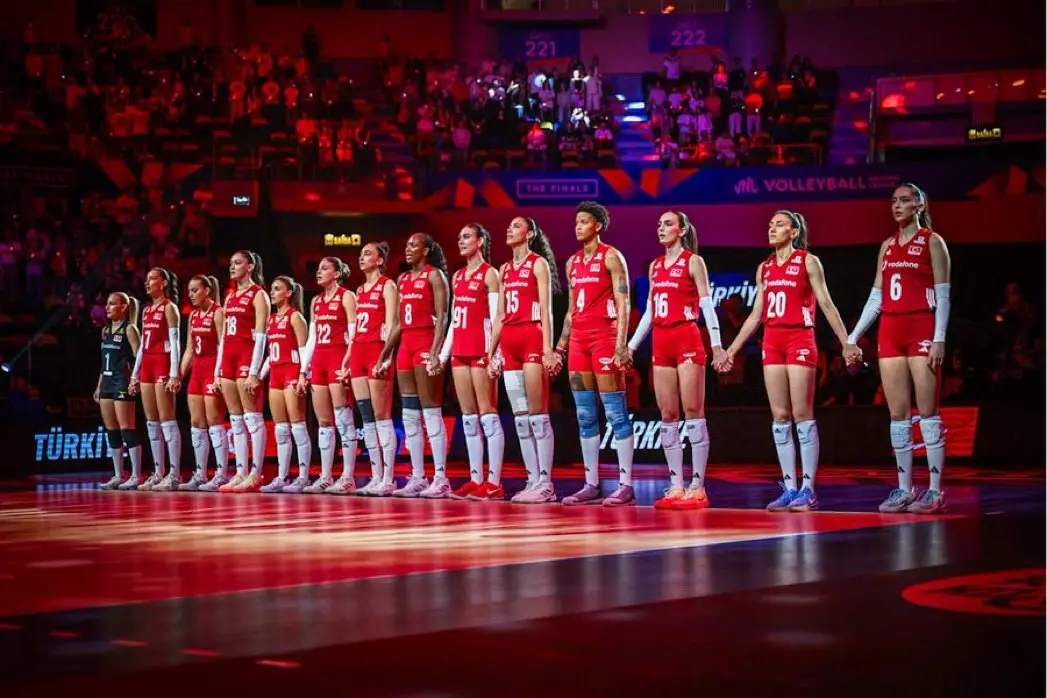 Kraliçeler, Çin'i yenerek finale yükseldi