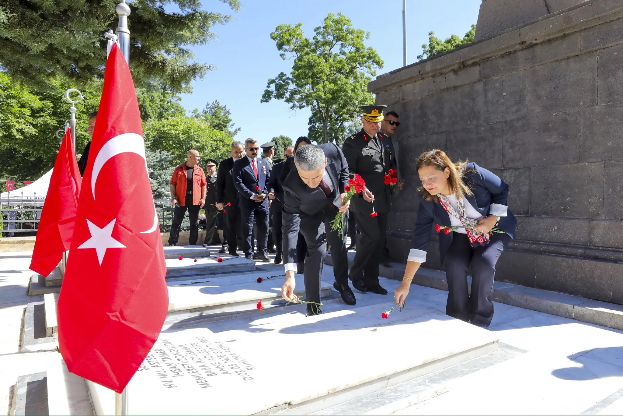 Vali Aktaş, 15 Temmuz Şehitlerini Ziyaret Etti