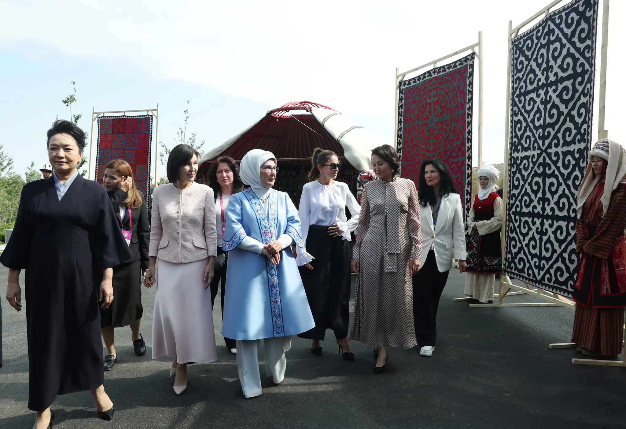 Emine Erdoğan, Kırgızistan'da Lider Eşleriyle Buluştu
