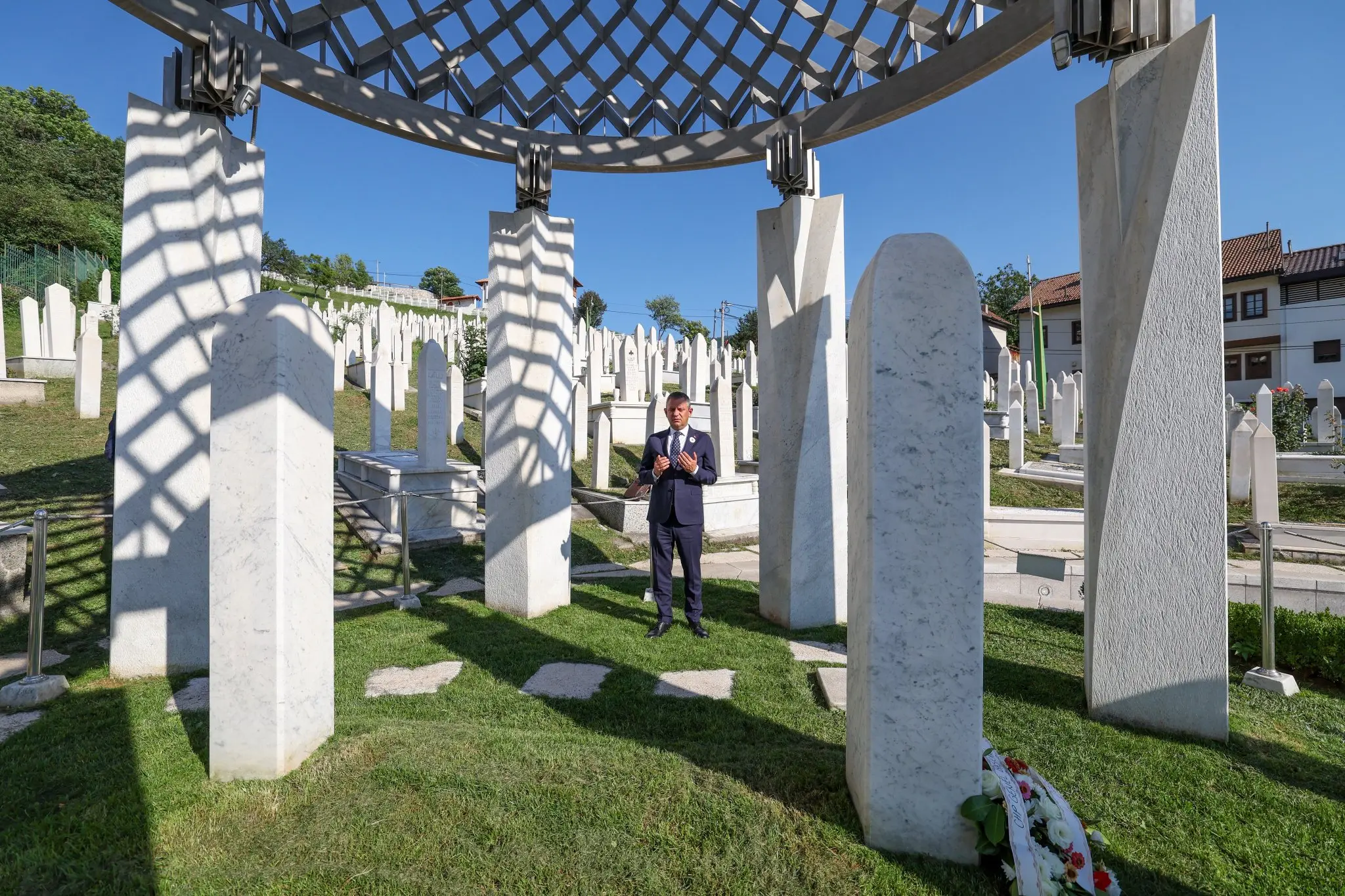 Srebrenica katili için askeri tören kınandı
