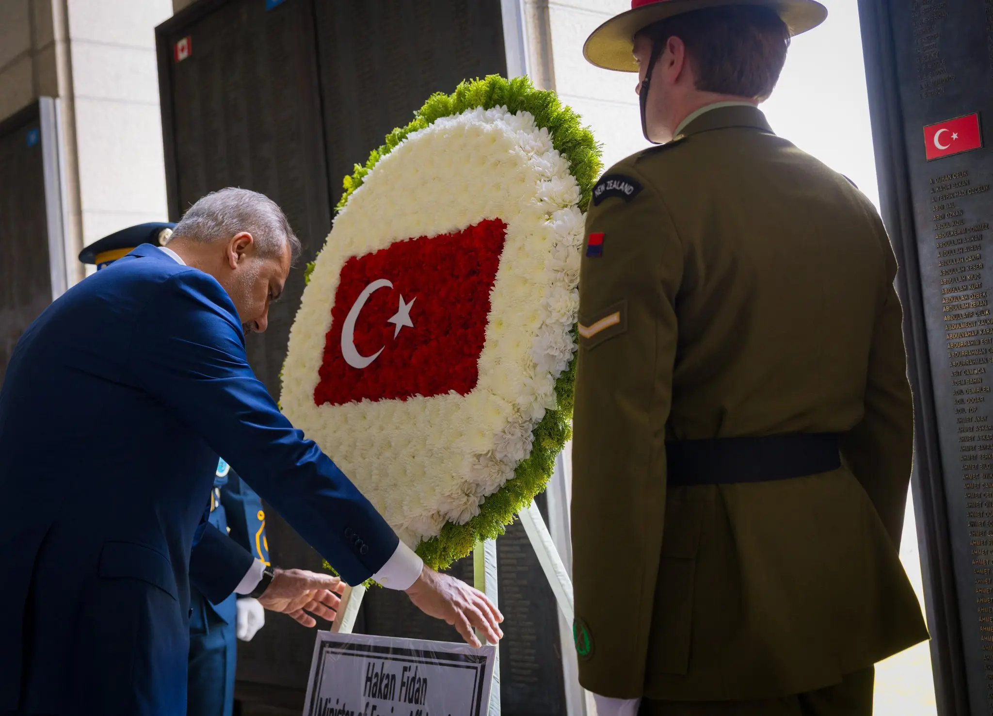 Bakan Hakan Fidan, Kore Savaşı Anıtı'na Çiçek bıraktı