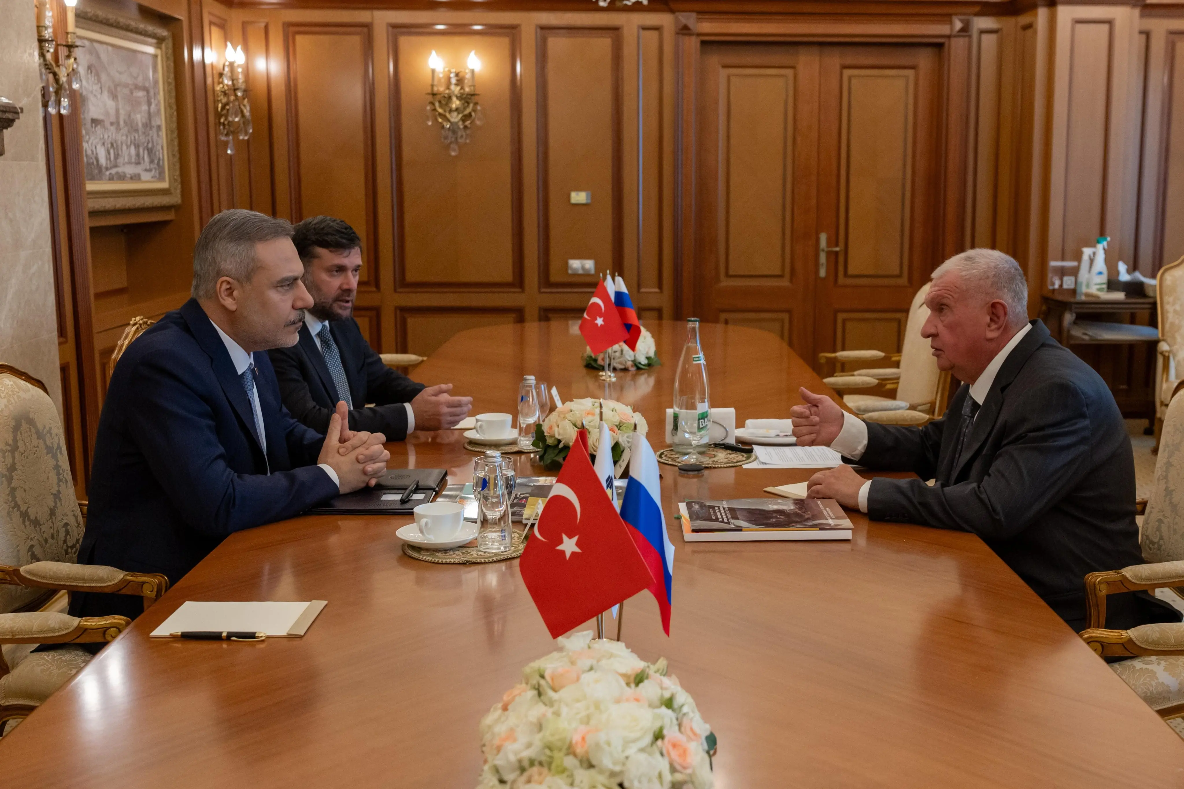 Hakan Fidan, Rosneft CEO'su ile Moskova'da buluştu