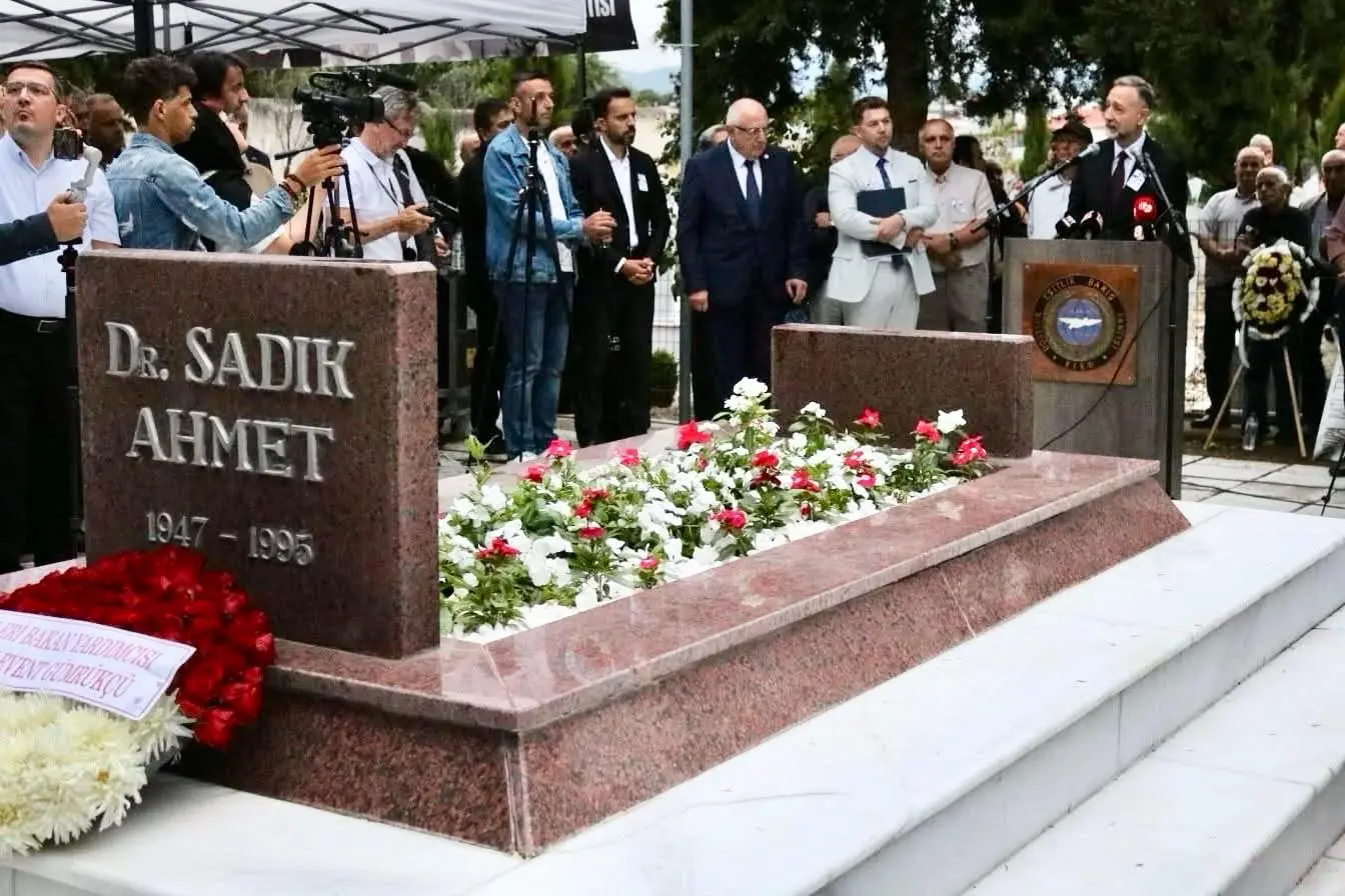 Levent Gümrükçü, Sadık Ahmet anma törenine katıldı