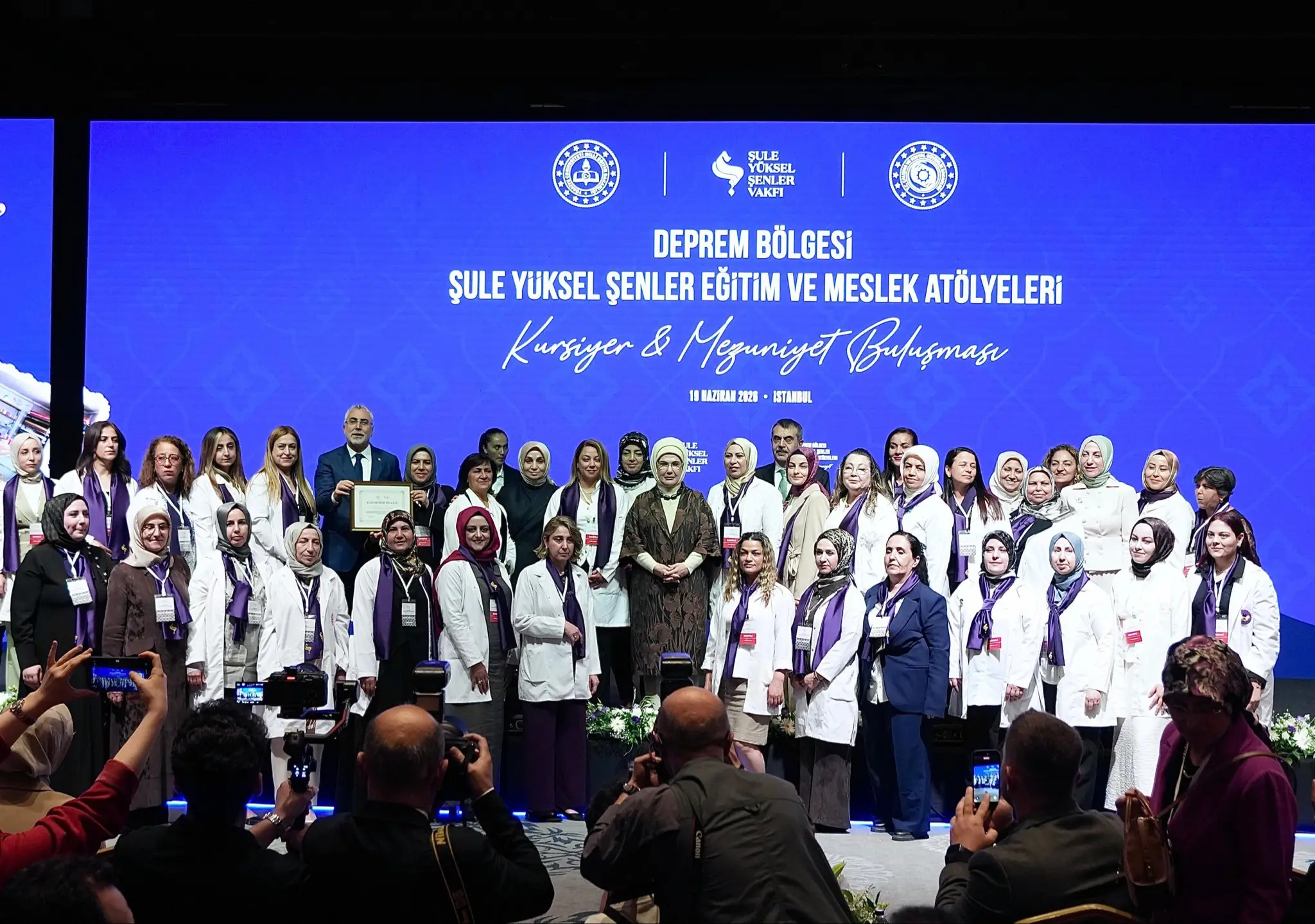 Emine Erdoğan ve Yusuf Tekin İstanbul'da Mezuniyet Törenine Katıldı