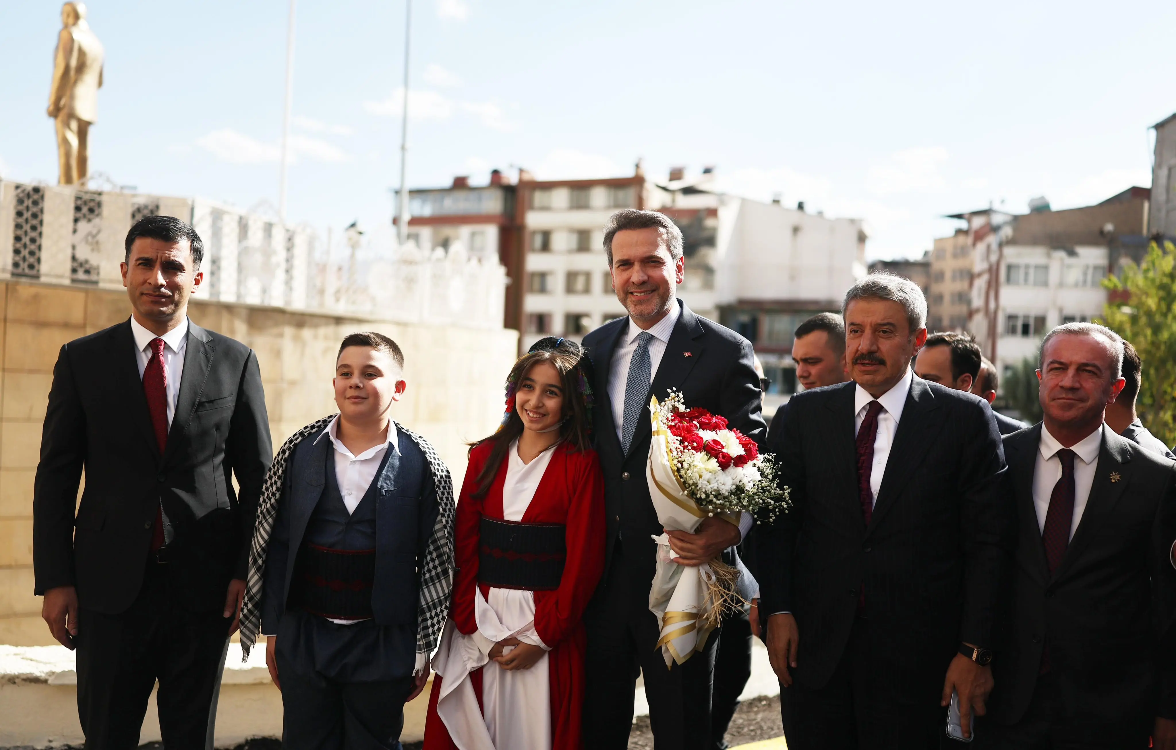 Bakan Bayraktar Hakkâri'de ziyaretlerde bulundu