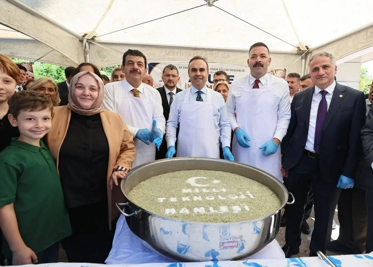Bakan Kacır, Zonguldak'ta Aşure İkramında Bulundu