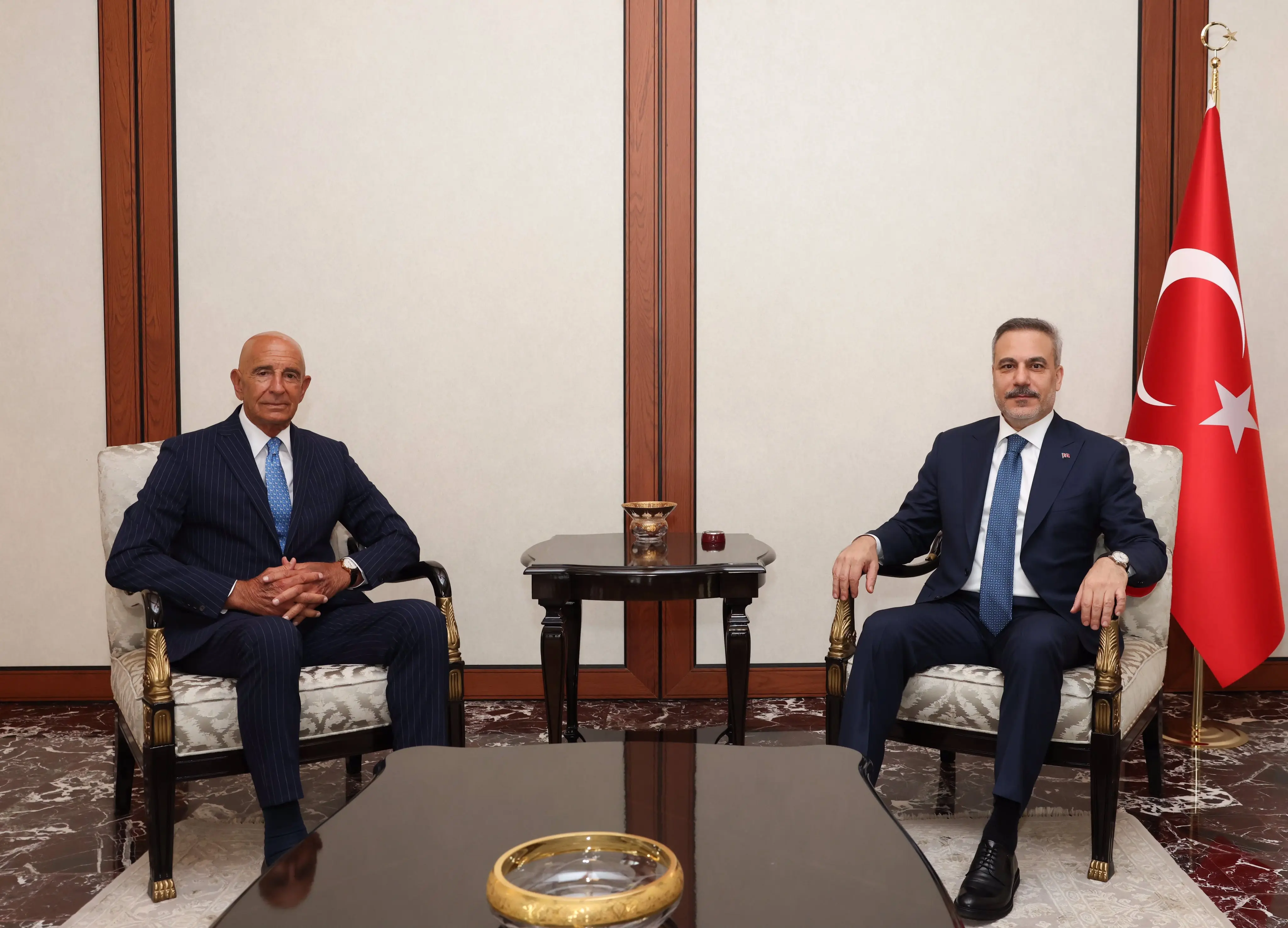 Hakan Fidan, ABD Büyükelçisi Tom Barrack'ı karşıladı