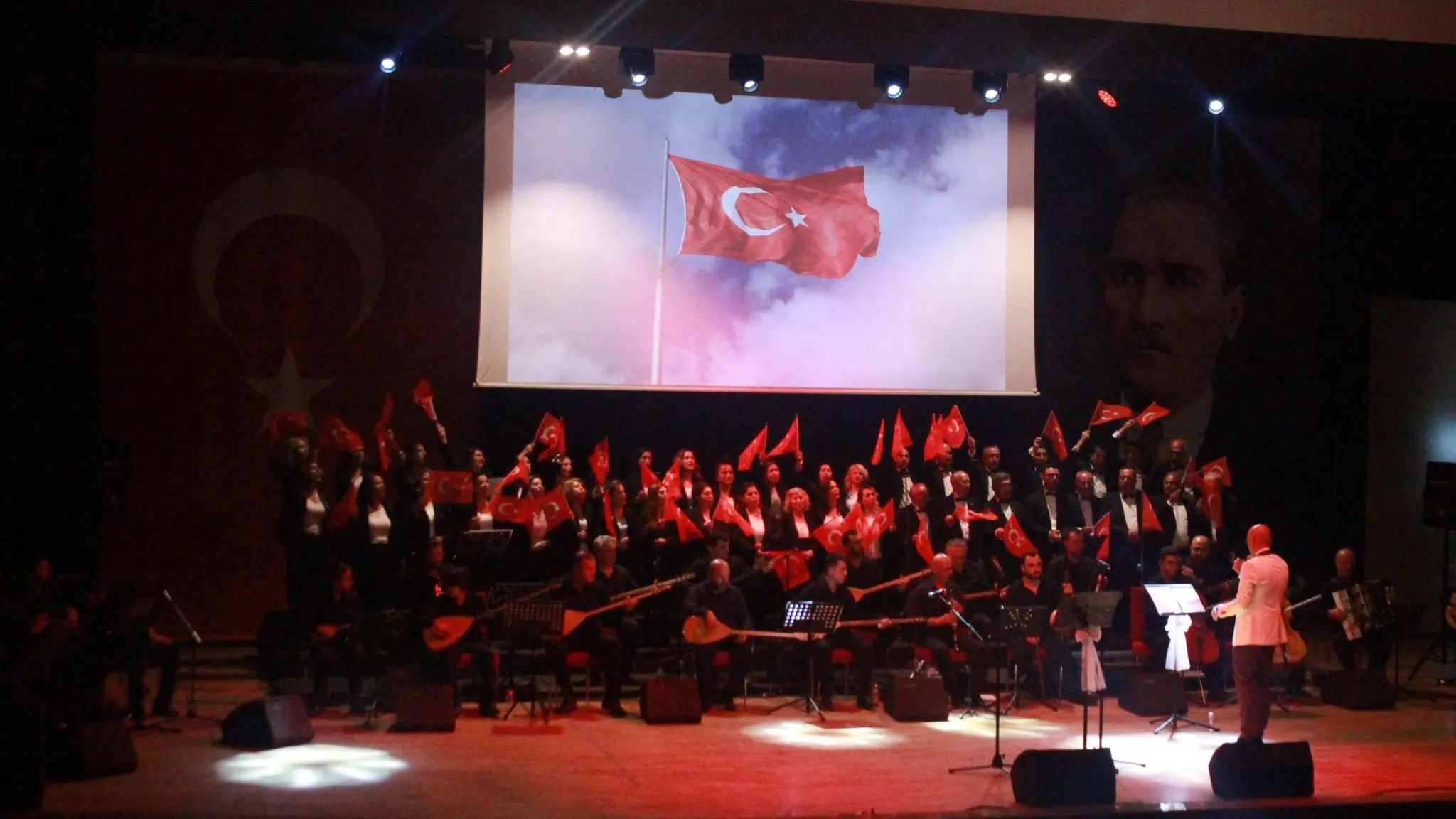 Türk Halk Müziği Korosu'ndan 'Derin Kökler' Konseri