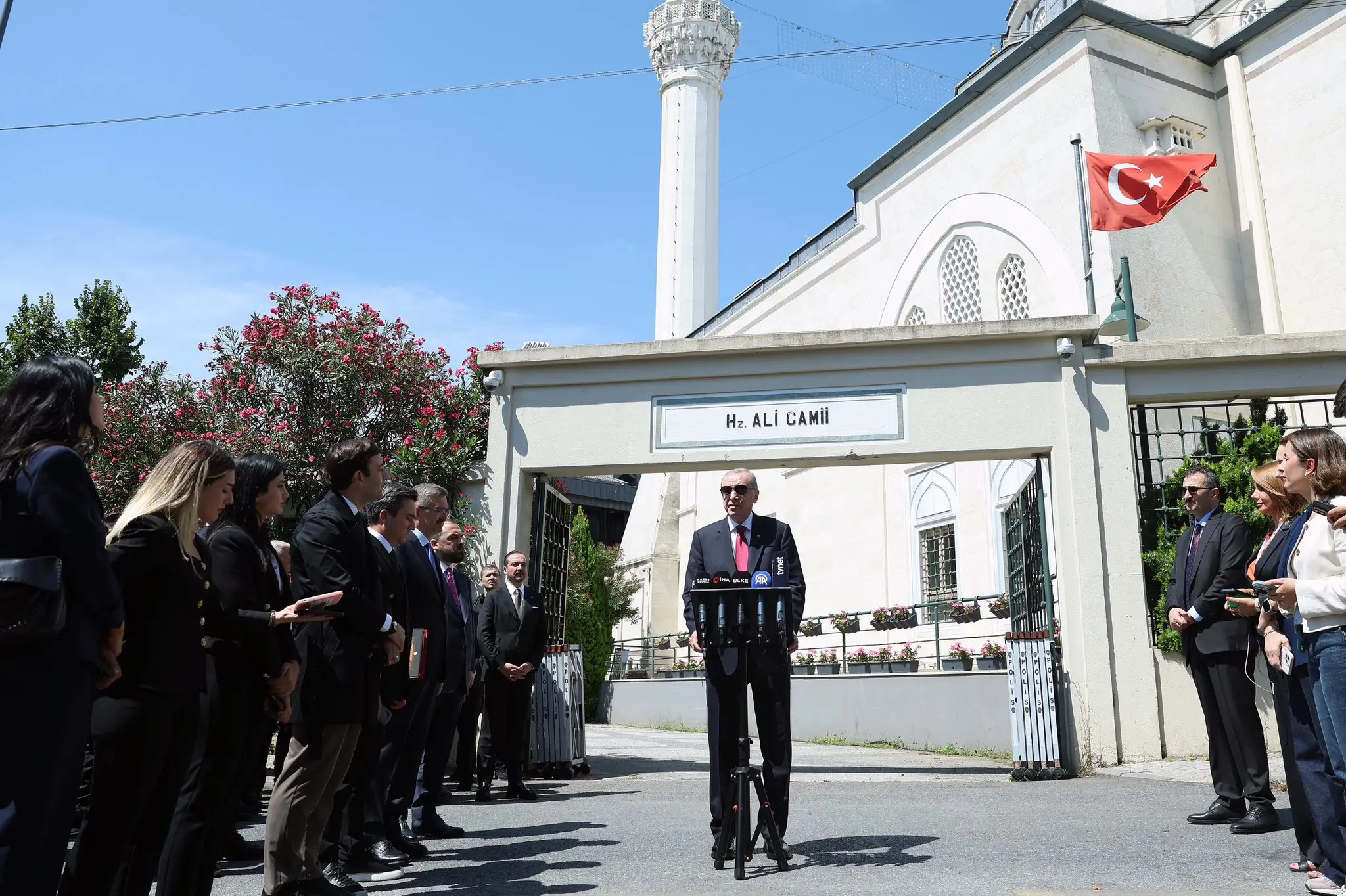 Cumhurbaşkanı Erdoğan Cuma namazını Hz. Ali Camii'nde kıldı