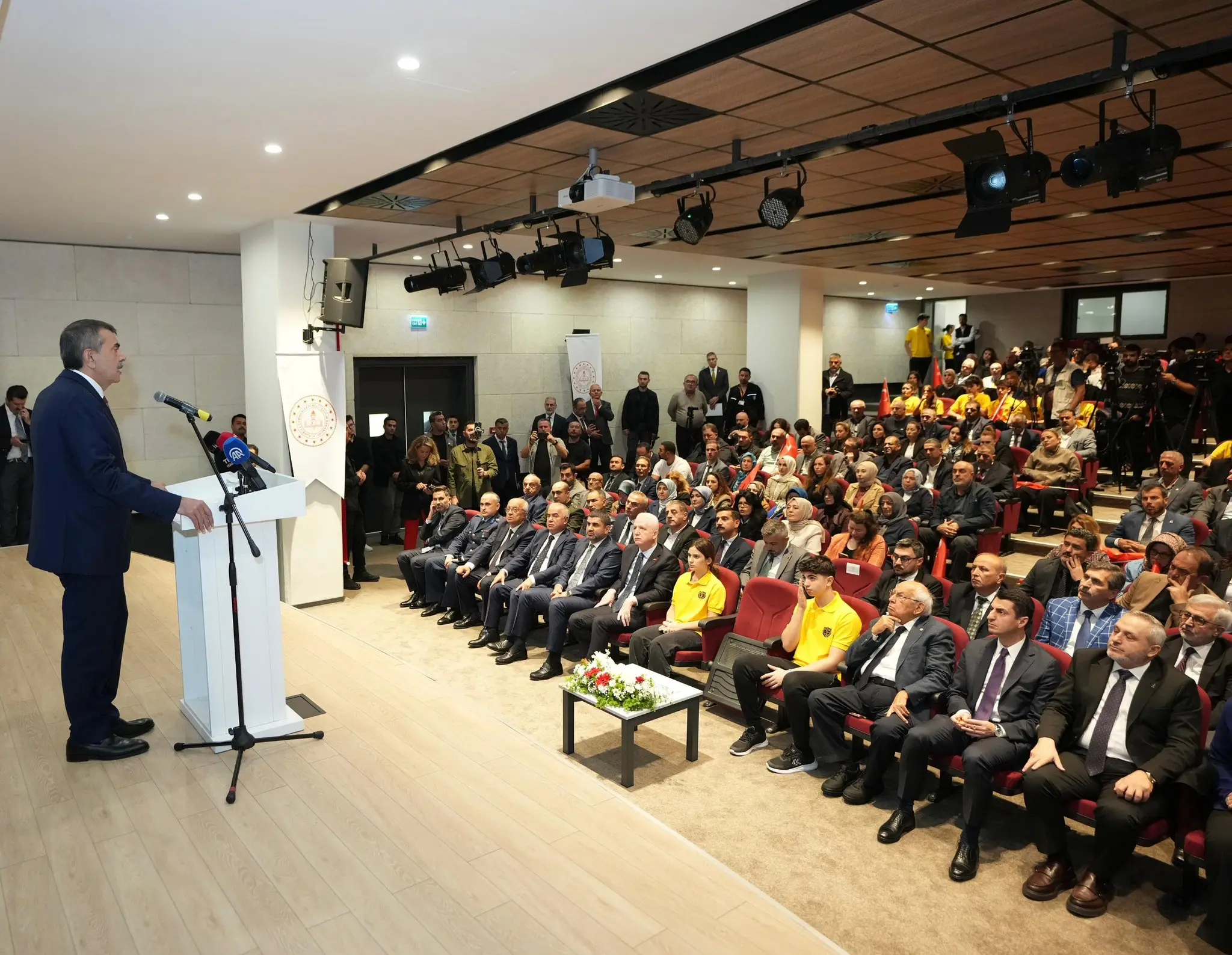 Milli Eğitim Bakanı Tekin, okul açılışına katıldı