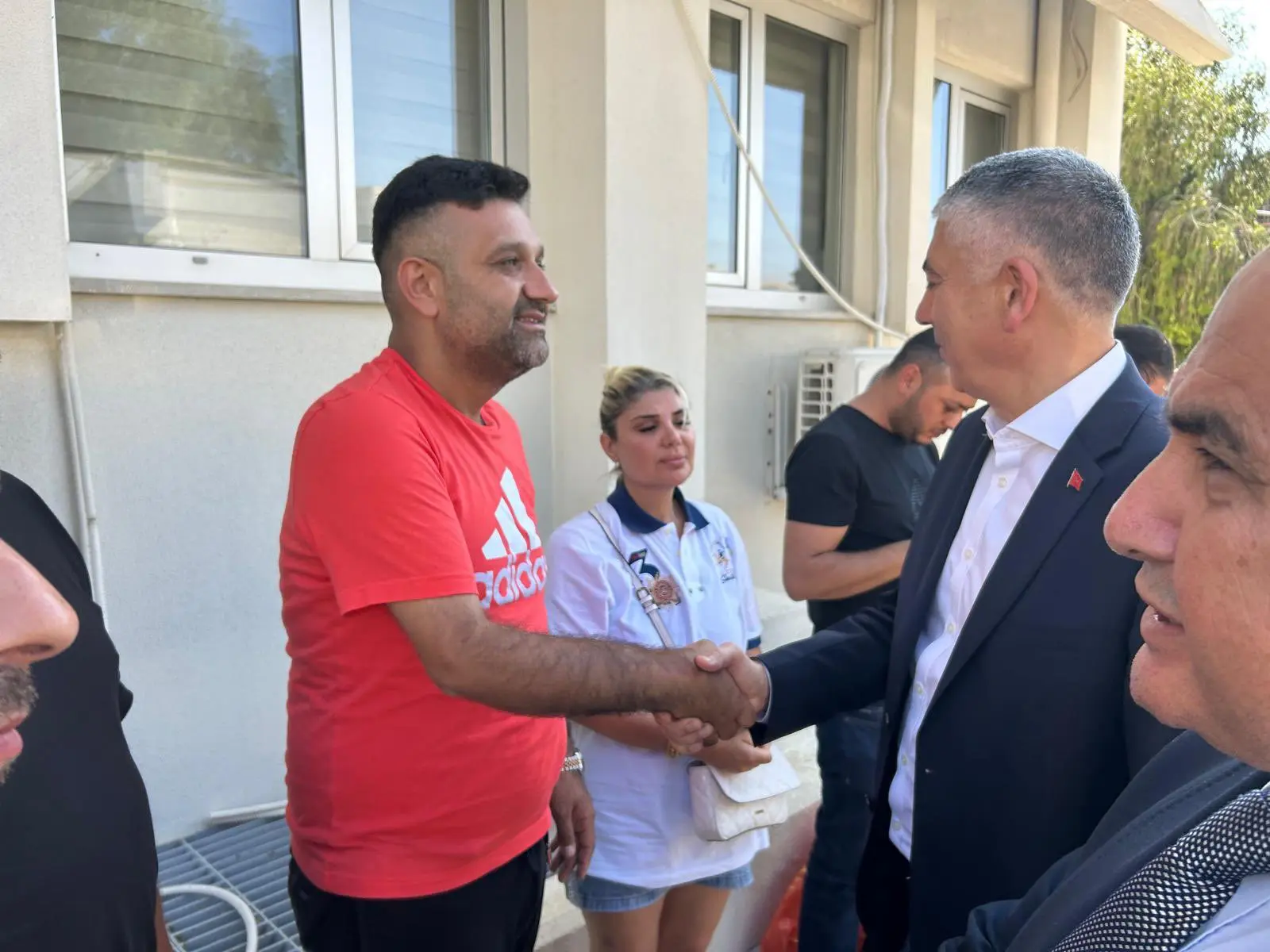 Deputy Minister Özel Kyrenia'daki kaza sonrası vatandaşlarla buluştu