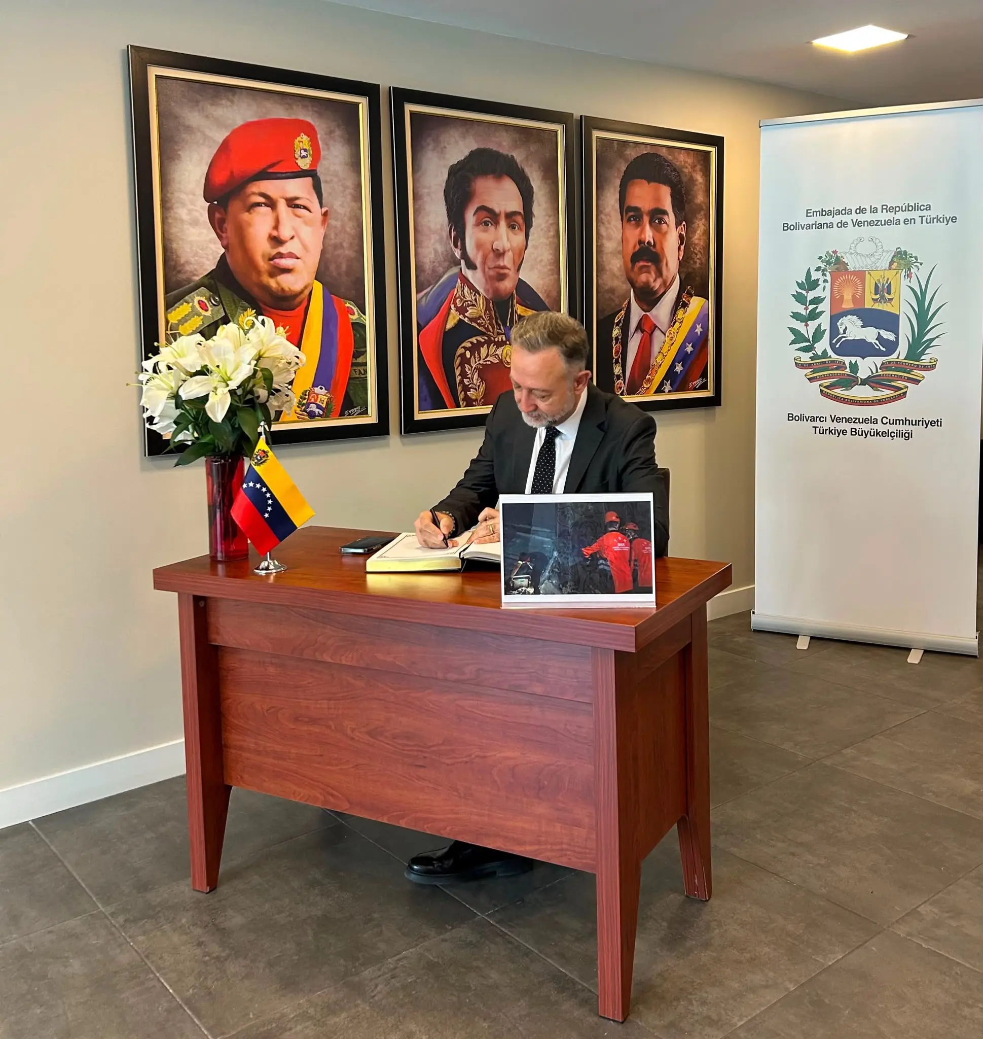Levent Gümrükçü, Venezuela Büyükelçiliği'nde taziye kitabını imzaladı