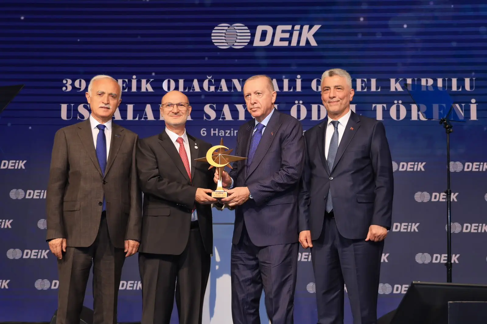 Ömer Cihad Vardan, DEİK'ten ödül aldı