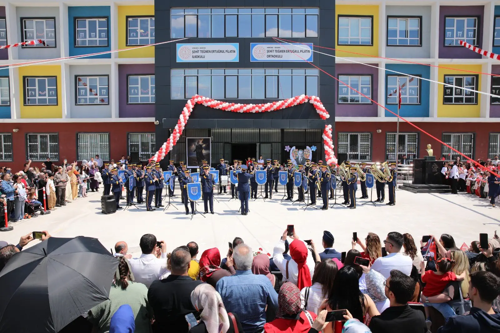 Hava Kuvvetleri Bandası okulda konser verdi