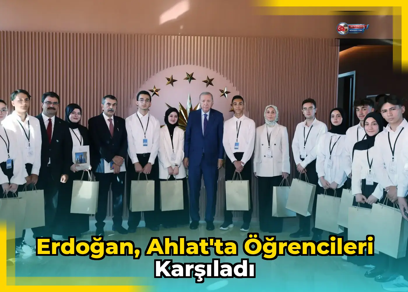 Erdoğan, Ahlat'ta Öğrencileri Karşıladı